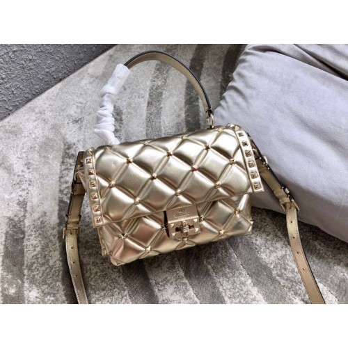 VALENTINO Bolso de hombro Candy Rockstud de piel acolchada 6019 oro