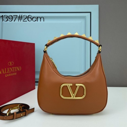 VALENTINO GARAVANI STUD SIGN Bolso hobo de piel de becerro 1W2B0K69 Caramelo