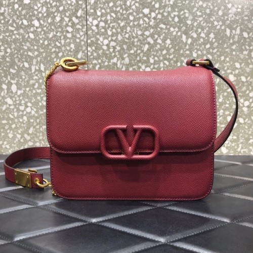 VALENTINO GARAVANI Bolso de hombro Stud Sign de piel de becerro granulada 0809 Burdeos