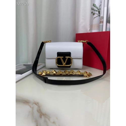 VALENTINO GARAVANI Bolso de hombro Stud Sign de piel de becerro granulada V0196 blanco y negro