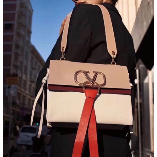 Valentino Garavani VRING Bolso bandolera pequeño de piel 00844 Albaricoque y blanco