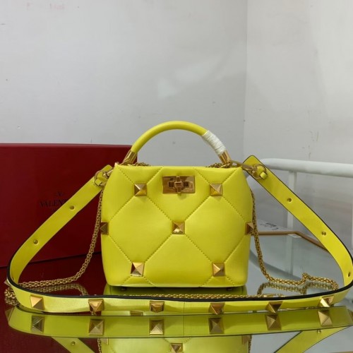 Valentino mediano Garavani Roman Stud V1198 amarillo