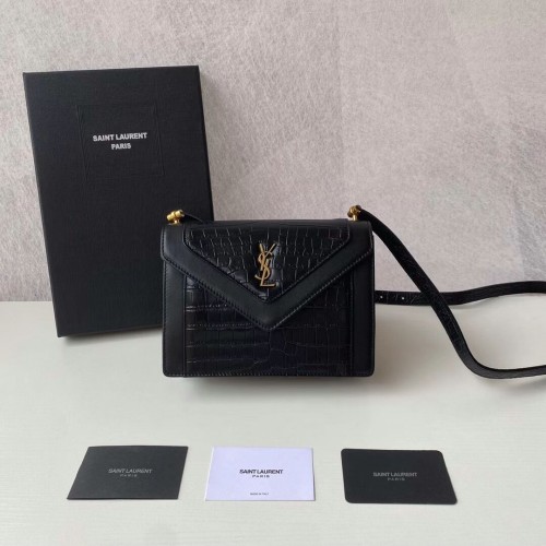 Yves Saint Laurent GABY MINI SATCHEL DE PIEL BRILLANTE CON GRABADO DE COCODRILO Y568890 negro