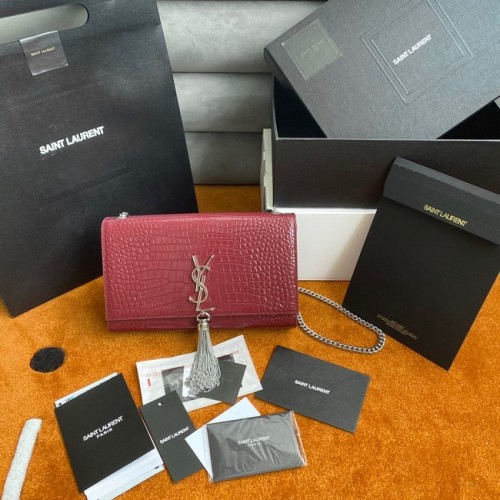 Yves Saint Laurent CARTERA CON CADENA Y BORLA KATE DE PIEL BRILLANTE CON GRABADO DE COCODRILO 452159 Burdeos