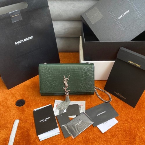 Yves Saint Laurent CARTERA KATE CON CADENA Y BORLA DE PIEL BRILLANTE CON GRABADO DE COCODRILO 452159B verde negruzco