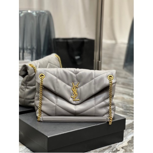 Yves Saint Laurent BOLSO MEDIANO LOULOU PUFFER DE PIEL ACOLCHADA ARRUGADA MATE Y577475 gris