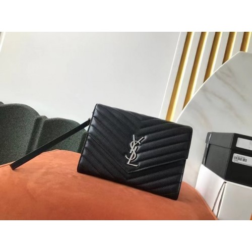Yves Saint Laurent CLUTCH MONOGRAM DE PIEL GRABADA DE POUDRE ACOLCHADA B617662 negro