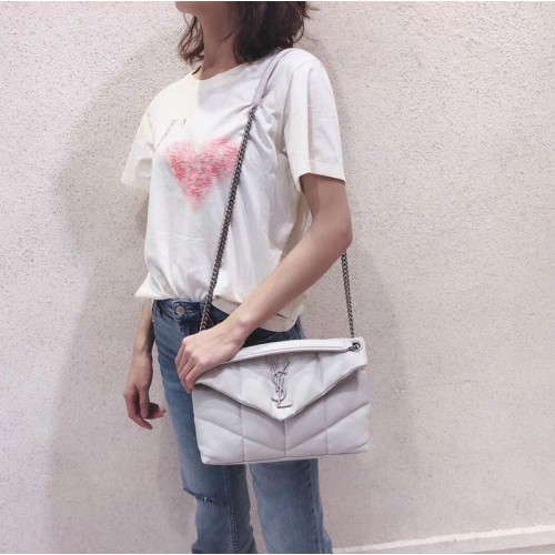 Yves Saint Laurent BOLSO PEQUEÑO PUFFER LOULOU DE PIEL ACOLCHADA ARRUGADA MATE Y577476 Blanco