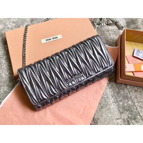 miu miu Matelasse Nappa Leather Clutch 5DH002 gris