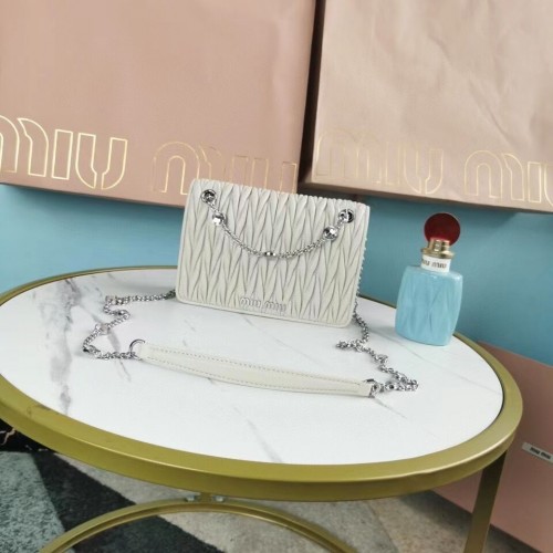 miu miu Matelasse Bolso de hombro en piel de napa 5AC065 blanco