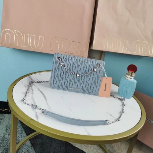 miu miu Matelasse Bolso de hombro en piel de napa 5AC065 azul claro