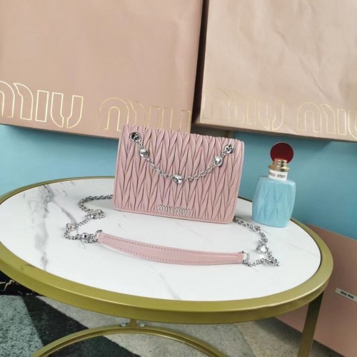 miu miu Matelasse Bolso de hombro en piel de napa 5AC065 rosa