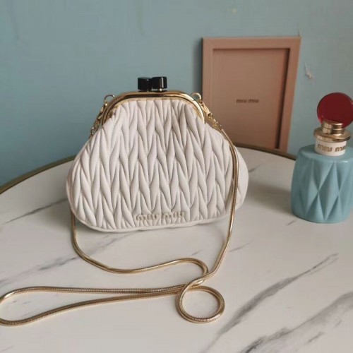 miu miu Matelasse Bolso de hombro en piel de napa 5BB016L Blanco