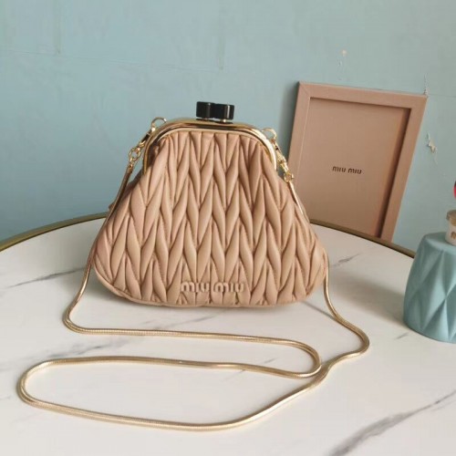 miu miu Matelasse Bolso de hombro en piel de napa 5BB016L rosa claro