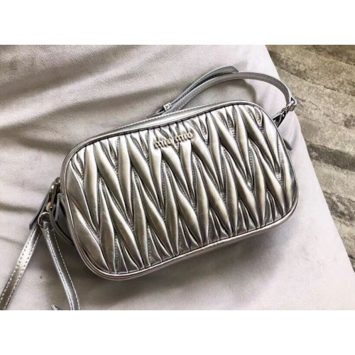 miu miu Matelasse Bolso de hombro en piel de napa 5BH539A Plata