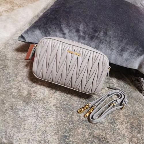 miu miu Bolso de hombro en piel de napa Matelasse 5BH539A gris