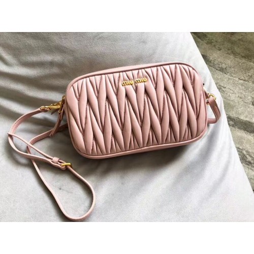 miu miu Matelasse Bolso de hombro en piel de napa 5BH539A rosa