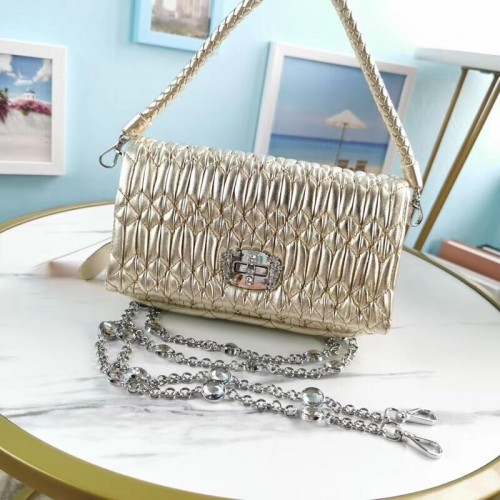 miu miu Matelasse Bolso de hombro en piel de napa 5BP012M dorado