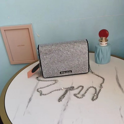 miu miu Matelasse Bolso de hombro en piel de napa 5BT064 negro