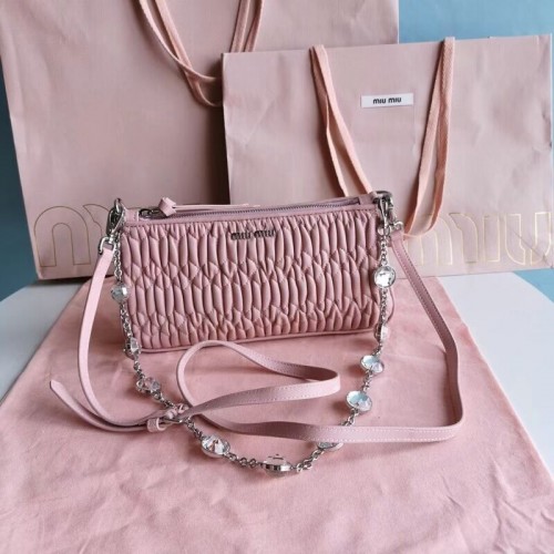 miu miu Matelasse Bolso de hombro en piel de napa 6BH225 rosa
