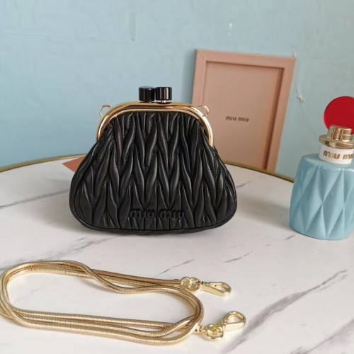 miu miu Matelasse Nappa Leather mini bolso de hombro 5BB017S negro