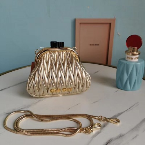 miu miu Matelasse Nappa Leather mini bolso de hombro 5BB017S oro