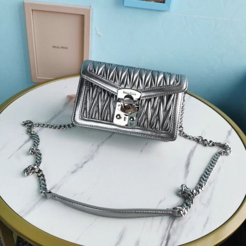 miu miu Matelasse Nappa Leather mini bolso de hombro 5BD099 Plata