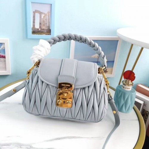 miu miu Matelasse Bolso de hombro en piel de napa 5BD188 azul claro