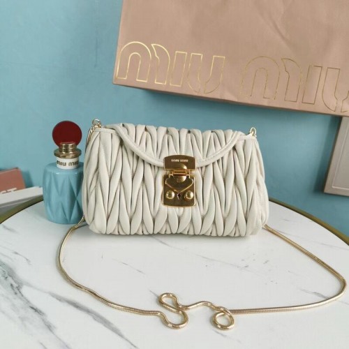 miu miu Matelasse Nappa Leather mini bolso de hombro 5BD196 blanco