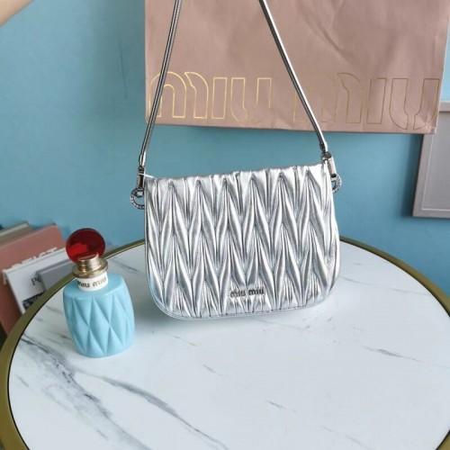 miu miu Matelasse Nappa Leather mini bolso de hombro 5BH200 Plata