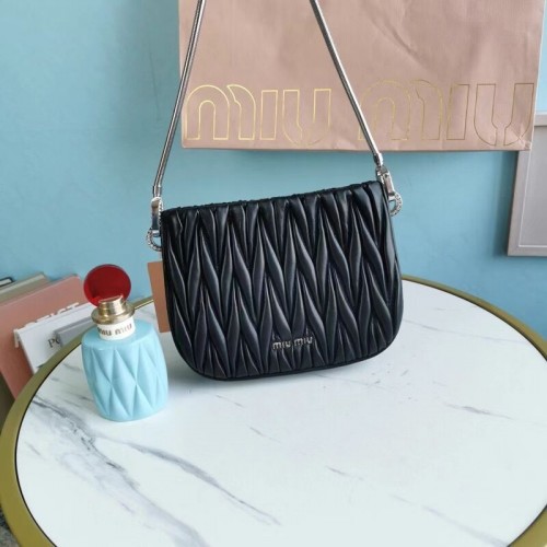 miu miu Matelasse Nappa Leather mini bolso de hombro 5BH200 negro
