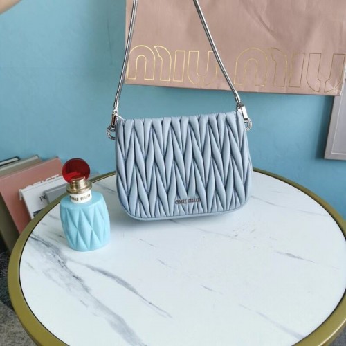 miu miu Matelasse Nappa Leather mini bolso de hombro 5BH200 azul claro