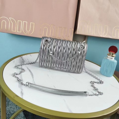 miu miu Matelasse Nappa Leather mini bolso de hombro 5TT124 Plata