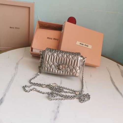 miu miu Matelasse Nappa Leather mini bolso de hombro 5TT124 Plata