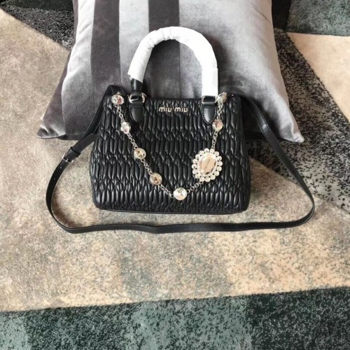 miu miu Matelasse Bolso bandolera de piel de napa 5BA067 negro
