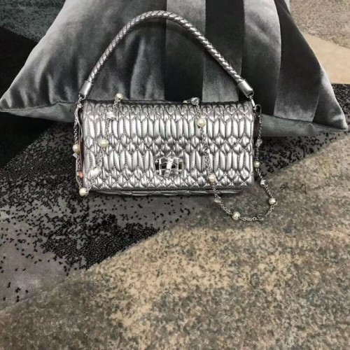 miu miu Matelasse Bolso bandolera de piel de napa 5BD140G Plata
