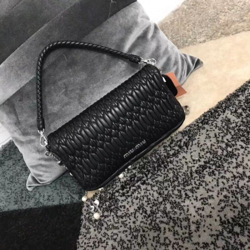 miu miu Matelasse Bolso bandolera de piel de napa 5BD140G negro