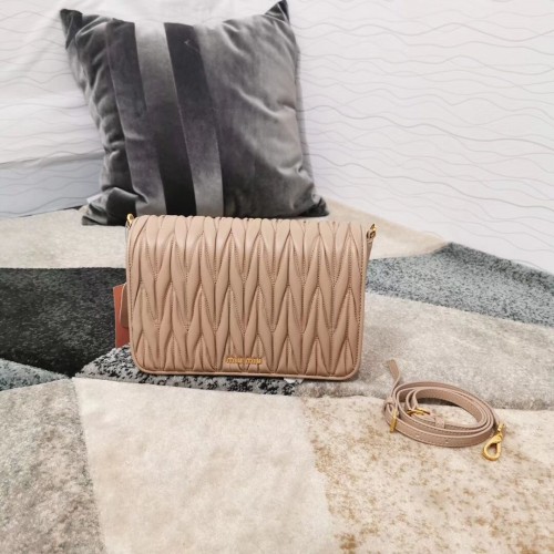 miu miu Matelasse Bolso bandolera de piel de napa 5BG163 Albaricoque